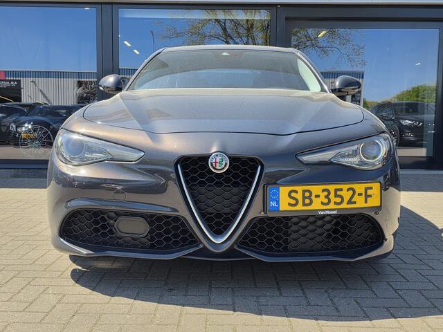 Alfa Romeo GIULIA 2.0T Super + XENON + VOLLEER + SPORTPAKKET + MEMORY