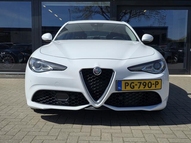 Alfa Romeo GIULIA 2.0 T AWD Veloce + SPORTPAKKET + VOLLEER + XENON + CAMERA + MEMORY