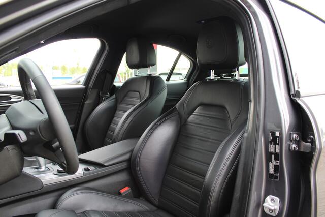 Alfa Romeo GIULIA 2.0T Super | Veloce interieur | Stuur\stoel verwarming | Xenon | Regen\lichtsensor 19" velgen