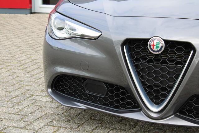 Alfa Romeo GIULIA 2.0T Super | Veloce interieur | Stuur\stoel verwarming | Xenon | Regen\lichtsensor 19" velgen