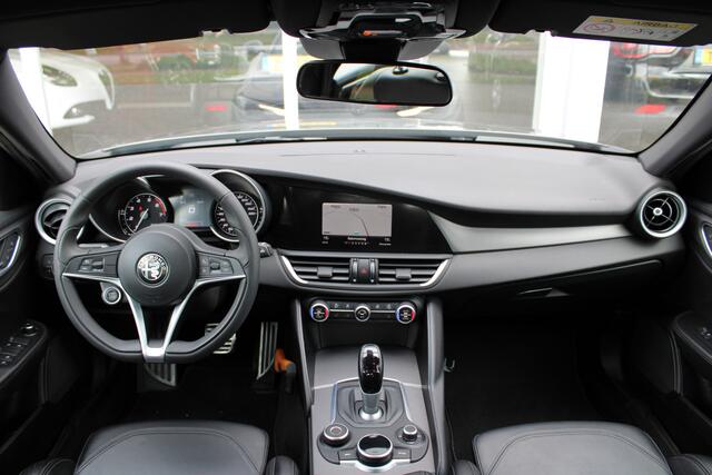 Alfa Romeo GIULIA 2.0T Super | Veloce interieur | Stuur\stoel verwarming | Xenon | Regen\lichtsensor 19" velgen