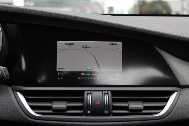 Alfa Romeo GIULIA 2.0T Super | Veloce interieur | Stuur\stoel verwarming | Xenon | Regen\lichtsensor 19" velgen
