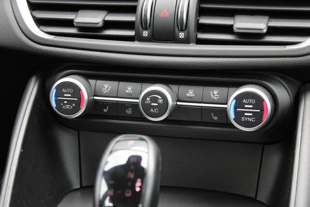 Alfa Romeo GIULIA 2.0T Super | Veloce interieur | Stuur\stoel verwarming | Xenon | Regen\lichtsensor 19" velgen