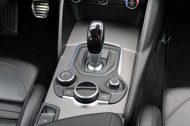 Alfa Romeo GIULIA 2.0T Super | Veloce interieur | Stuur\stoel verwarming | Xenon | Regen\lichtsensor 19" velgen