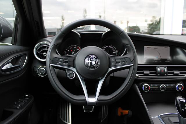 Alfa Romeo GIULIA 2.0T Super | Veloce interieur | Stuur\stoel verwarming | Xenon | Regen\lichtsensor 19" velgen