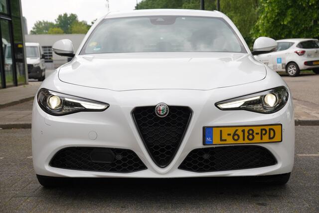 Alfa Romeo GIULIA 2.2 Sprint / BTW / Trekhaak / 18'Inch / Adaptieve Cruise / Carplay / Camera /