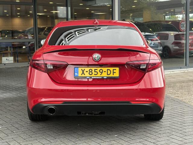 Alfa Romeo GIULIA 2.0T Super 200pk | Afn. Trekhaak | Stoel- & Stuurverwarming | Camera | Adaptive Cruise | Winterset