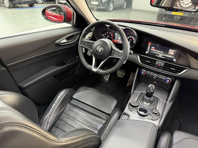 Alfa Romeo GIULIA 2.0 T AWD Veloce, 280Pk, 2017, 1ste eigenaar, Dealer onderhouden, Panoramadak, Sport interieur, 19" Breedset, Climate control, Cruise control, Parkeersensoren, Camera,