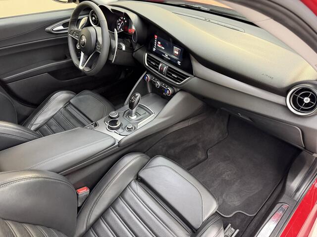 Alfa Romeo GIULIA 2.0 T AWD Veloce, 280Pk, 2017, 1ste eigenaar, Dealer onderhouden, Panoramadak, Sport interieur, 19" Breedset, Climate control, Cruise control, Parkeersensoren, Camera,