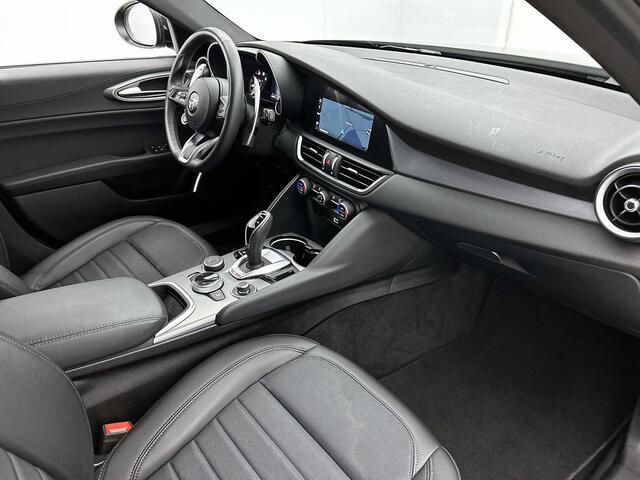 Alfa Romeo GIULIA 2.0T 200pk Sprint | AUTOMAAT | ACHTERUITRIJCAMERA | APPLE CARPLAY - ANDROID AUTO | HALF LEDER | PARKEERSENSOREN | DAB RADIO | ADAPTIVE CRUISE CONTROL | BI XENON |