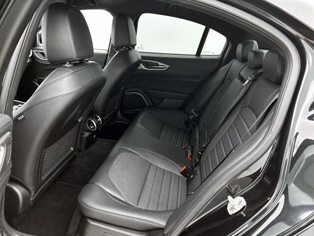 Alfa Romeo GIULIA 2.0T 200pk Sprint | AUTOMAAT | ACHTERUITRIJCAMERA | APPLE CARPLAY - ANDROID AUTO | HALF LEDER | PARKEERSENSOREN | DAB RADIO | ADAPTIVE CRUISE CONTROL | BI XENON |