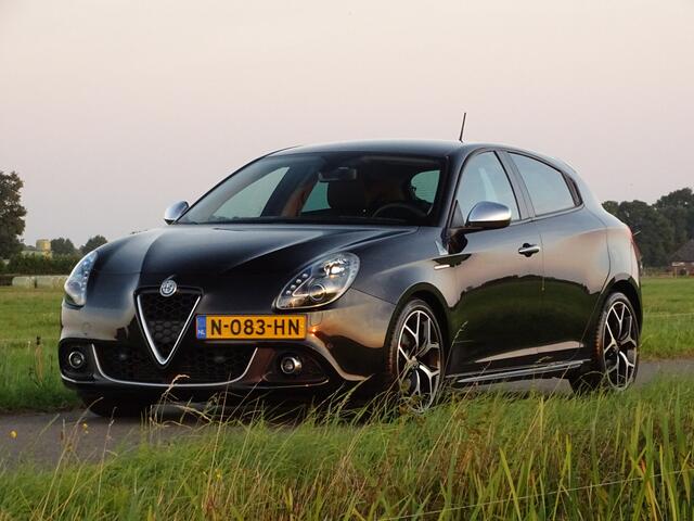 Alfa Romeo GIULIETTA 1.4 Turbo Sport | Carplay | Camera | Xenon | Elek.st. | Leer | 18inch | 150PK!Squadra
