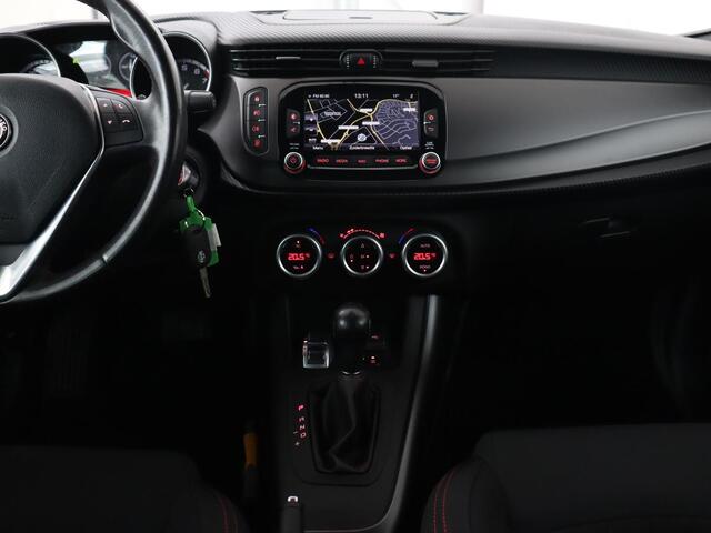 Alfa Romeo GIULIETTA 1.4 T Sprint | Origineel NL | Automaat | Alcantara | Navigatie | 18'' | DAB | Climate control | Parkeerhulp | Cruise control