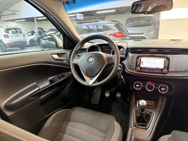 Alfa Romeo GIULIETTA 1.4 Turbo Super, 120Pk, 2019, 2de eigenaar, Volledige historie, Xenon koplampen, Parkeersensoren, DAB Radio, Navigatie, Cruise control, Stoelverwarming,