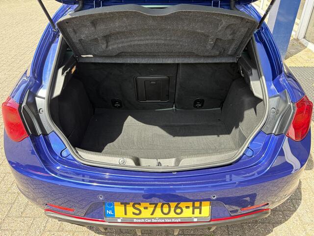 Alfa Romeo GIULIETTA 1.4 Turbo MultiAir Business Super / Automaat / NL-Auto / Vol-Leder / Stuurwiel-Flippers / Cruise-Control / Climate-Control / DAB Radio-Bluetooth / Navi / PDC / 18'' LMV / All-Season / ENZ.