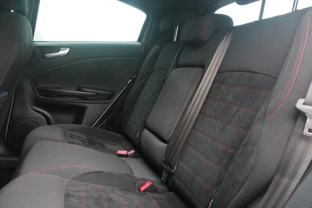 Alfa Romeo GIULIETTA 1.4 Turbo 170PK AUTOMAAT MultiAir SUPER | AFNEEMBARE TREKHAAK | NAVIGATIE | "BREMBO" REMKLAUWEN ROOD | LICHTMETALEN VELGEN 17" | CLIMATE CONTROL | CRUISE CONTROL | DAB+ RADIO | BLUETOOTH AUDIO | PARKEERSENSOREN VOOR + ACHTER |