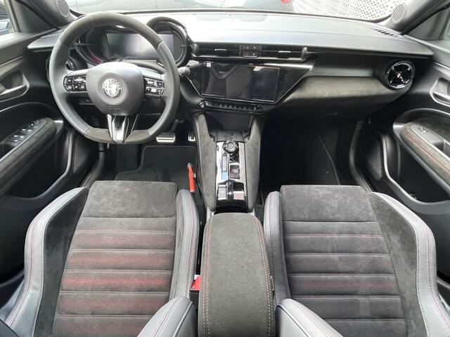 Alfa Romeo Junior Elettrica 280 PK Veloce 54 kWh SportStoelen | Sport onderstel | Full Options