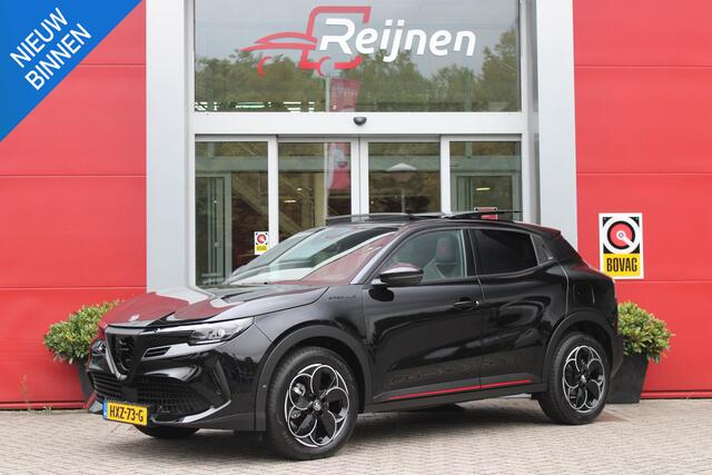 Alfa Romeo Junior 1.2 Turbo 136PK IBRIDA SPECIALE | NIEUWE AUTO! | PANORAMISCH SCHUIF/KANTEL DAK | SPORT PACK: SABELT SPORT STOELEN/ALCANTARA STUURWIEL | TECHNO PACK: LED MATRIX KOPLAMPEN/DRAADLOZE TELEFOONLADER/ACHTERUITRIJ CAMERA | VERWARMBARE VOORRUIT | 18" LICHTMETALEN