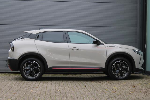 Alfa Romeo Junior 1.2 Turbo Hybrid Ibrida Speciale | Direct beschikbaar | Navigatie | Adaptieve Cruise | Led | Camera | Stoelverwarming