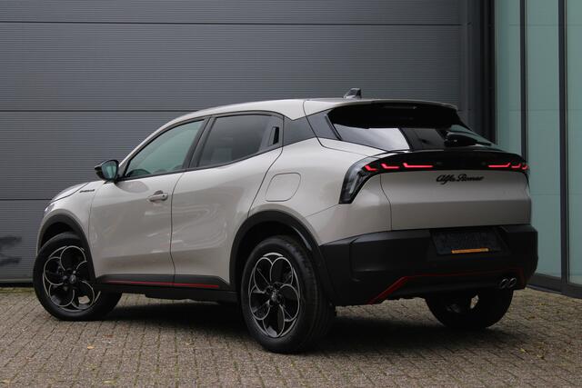 Alfa Romeo Junior 1.2 Turbo Hybrid Ibrida Speciale | Direct beschikbaar | Navigatie | Adaptieve Cruise | Led | Camera | Stoelverwarming
