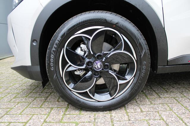 Alfa Romeo Junior 1.2 Turbo Hybrid Ibrida Speciale | Direct beschikbaar | Navigatie | Adaptieve Cruise | Led | Camera | Stoelverwarming