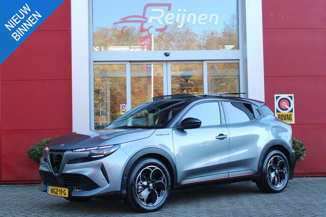 Alfa Romeo Junior ELETTRICA SPECIALE 156PK 54 kWh | WARMTEPOMP! | "SABELT" STOELEN MET LEDEREN/ALCANTARA BEKLEDING | PANORAMISCH SCHUIF/KANTEL DAK | BICOLOR DAK (ZWART DAK) | TECHNOLOGIE PAKKET (O.A. FULL LED ADAPTIVE MATRIX KOPLAMPEN/DODEHOEK DETECTIE/DRAADLOZE TELEFOONLA