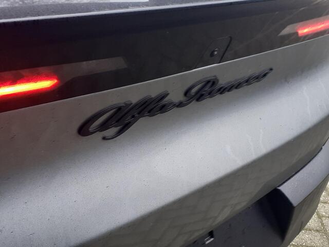 Alfa Romeo Junior 1.2 Turbo 145PK Hybrid Ibrida Speciale Panorama-Schuifdak/Sabelt-Sportstoelen/Leder