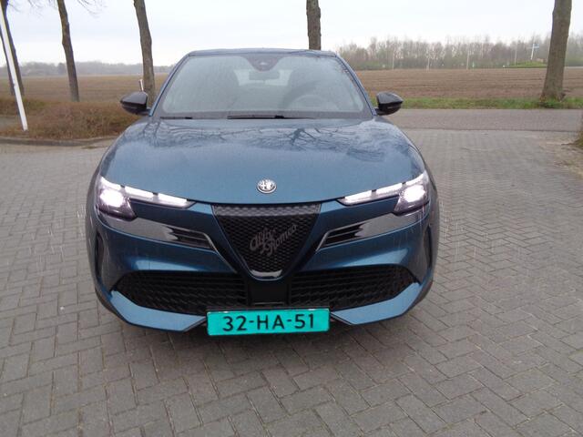 Alfa Romeo Junior Elettrica 54 kWh 2x op voorraad kleur Blue Navagli en Grigio Arese