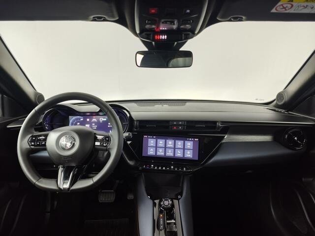 Alfa Romeo Junior Elettrica 54 kWh | Apple CarPlay / Android Auto | Adaptive Cruise Control | Climate Control | Parkeersensoren |