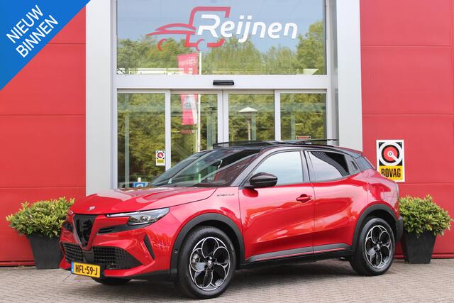 Alfa Romeo Junior ELETTRICA SPECIALE 156PK 54 kWh | PANORAMISCH SCHUIF/KANTEL DAK | BICOLOR DAK (ZWART DAK) | WARMTEPOMP | TECHNOLOGIE PAKKET (O.A. FULL LED ADAPTIVE MATRIX KOPLAMPEN/DODEHOEK DETECTIE/DRAADLOZE TELEFOONLADER/ACHTERUITRIJ CAMERA/PARKEERSENSOREN VOOR, ACHTER