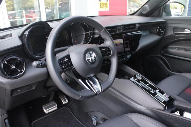 Alfa Romeo Junior 1.2 Turbo 145PK Hybrid IBRIDA SPECIALE | TECHNO PACK: LEX MATRIX KOPLAMPEN/AUTOMATISCH DIMMENDE BINNENSPIEGEL/DRAADLOZE TELEFOONLADER/DODEHOEK DETECTIE/ELEKTRISCH BEDIENBARE ACHTERKLEP/KEYLESS ENTRY EN START/ADAPTIVE CRUISE CONTROL/ACHTERUITRIJ CAMERA | V