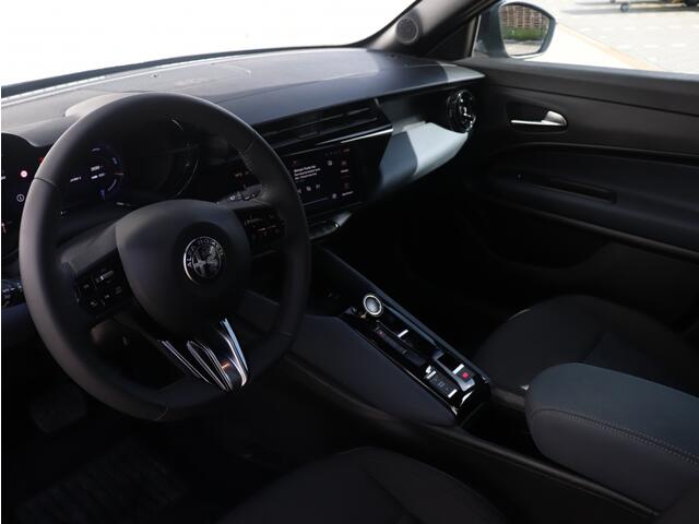 Alfa Romeo Junior Elettrica 54 kWh | Carplay | Clima | Cruise | LED | 18"