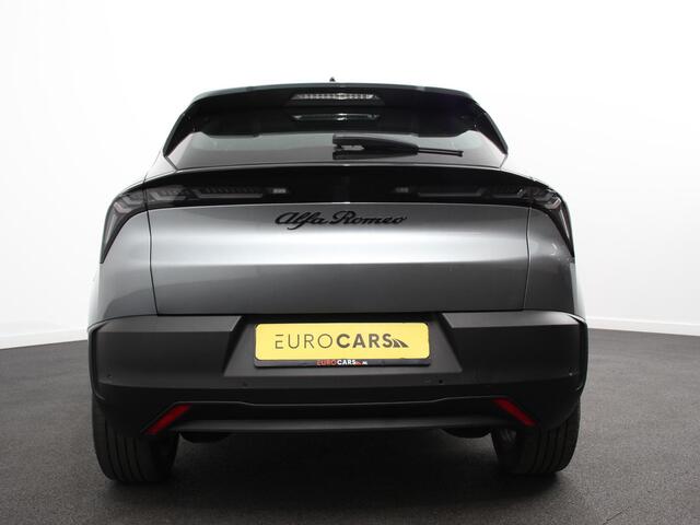 Alfa Romeo Junior Elettrica Automaat 156PK DEMO! Adaptieve Cruise Control LMV 18 inch Full Led Matrix Parkeer sensoren Navigatie Apple Carplay / Android auto Climate Control