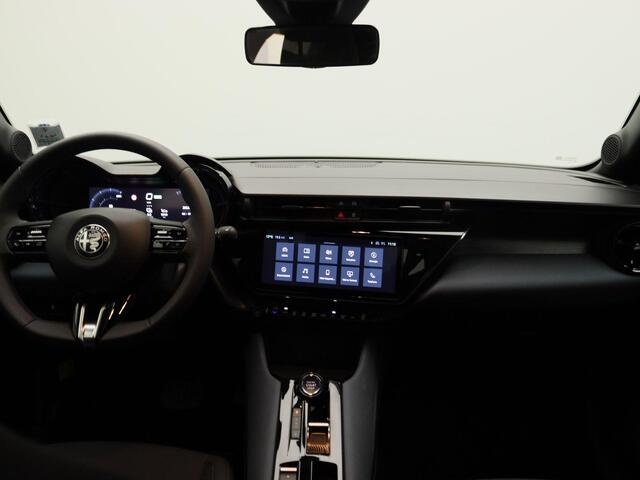 Alfa Romeo Junior Elettrica 54 kWh | Apple Carplay/Android Auto | Climate control | 18" Lichtmetalen velgen | Parkeersensoren