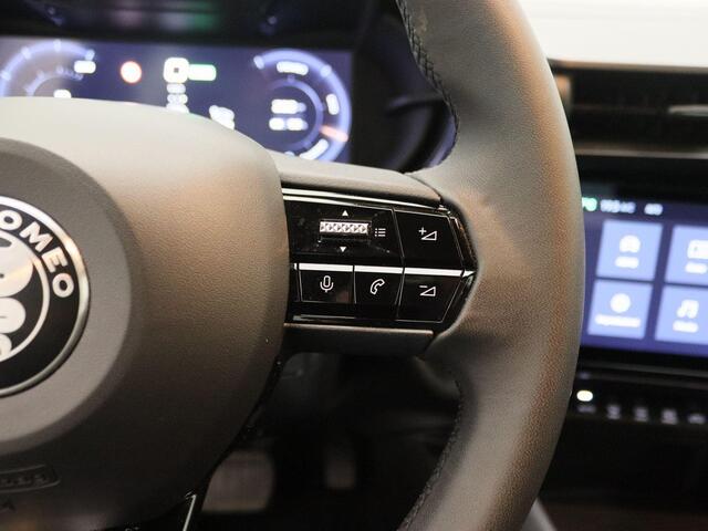Alfa Romeo Junior Elettrica 54 kWh | Apple Carplay/Android Auto | Climate control | 18" Lichtmetalen velgen | Parkeersensoren
