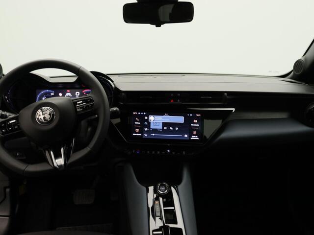 Alfa Romeo Junior 1.2 Turbo Hybrid Ibrida | Apple Carplay/Android Auto | Parkeersensoren | Climate Control | Cruise Control | Lichtmetalen Velgen |