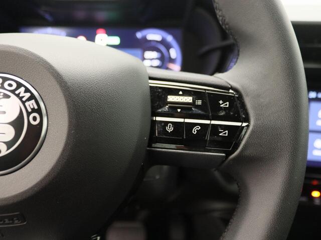 Alfa Romeo Junior Elettrica 54 kWh | Apple Carplay/Android Auto | Cruise Control | Climate Control | Lichtmetalen Velgen |