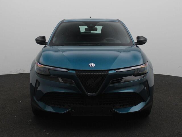 Alfa Romeo Junior Elettrica 54 kWh | Apple Carplay/Android Auto | Climate control | 18" Lichtmetalen velgen | Parkeersensoren