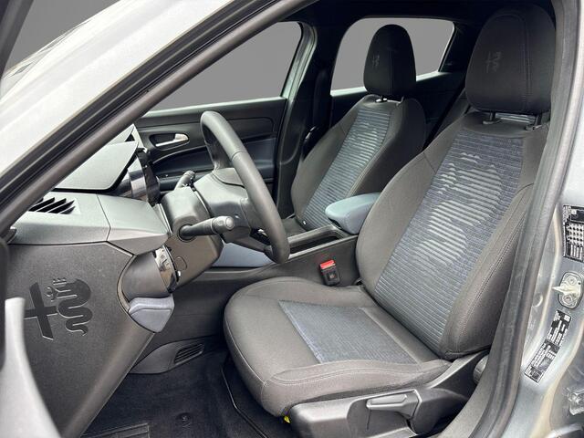 Alfa Romeo Junior Elettrica 54 kWh | Apple Carplay/Android Auto | Climate Control | Parkeersensoren | Cruise Control | Lichtmetalen Velgen 18" |