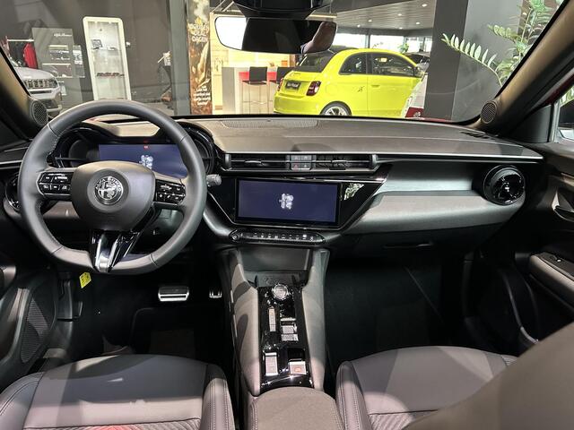 Alfa Romeo Junior Elettrica Speciale 54 kWh | Navigatie | Parkeersensoren | Camera | Elektrsich Schuifdak | LMV 18" | Cruise Controle | Climate controle |