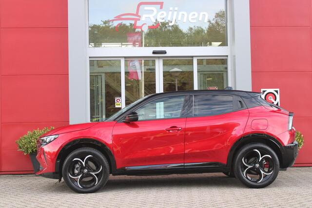 Alfa Romeo Junior 1.2 145PK AUTOMAAT Hybrid IBRIDA TI | PACK TECH LITE: (LED MATRIX KOPLAMPEN, DODEHOEK DETECTIE, ELEKTRISCH BEDIENBARE ACHTERKLEP, KEYLESS ENTRY, ACHTERUITRIJ CAMERA, PARKEERSENSOREN VOOR ACHTER EN ZIJKANT, DRAADLOZE TELEFOONLADER, LANE ASSIST, ADAPTIVE CRUISE CONTROL) | PACK TI: (ELEKTRISCH BEDIENBARE BESTUUDERSSTOEL, VERKEERSBORDEN WEERGAVE, GETINTE ACHTERRUITEN, SFEER VERLICHTING, GLANZEND ZWARTE BODYKIT, 10,25" TOUCHSCREEN, LEDEREN STUURWIEL, VERSTELBARE KOFFERVLOER OP 3 NIVEAUS) | 18" LICHTMETALEN VELGEN "FORI" | BRERA RED MET ZWART DAK | DRAADLOZE APPLE CARPLAY/ANDROID AUTO | NAVIGATIE | MASSAGE FUNCTIE OP DE BESTUURDERSSTOEL | STOEL VERWARMING |