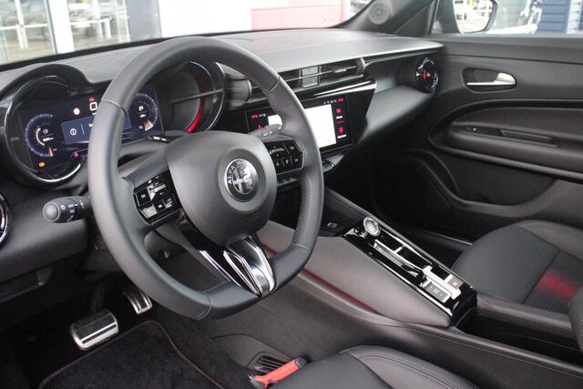 Alfa Romeo Junior 1.2 145PK AUTOMAAT Hybrid IBRIDA TI | PACK TECH LITE: (LED MATRIX KOPLAMPEN, DODEHOEK DETECTIE, ELEKTRISCH BEDIENBARE ACHTERKLEP, KEYLESS ENTRY, ACHTERUITRIJ CAMERA, PARKEERSENSOREN VOOR ACHTER EN ZIJKANT, DRAADLOZE TELEFOONLADER, LANE ASSIST, ADAPTIVE CRUISE CONTROL) | PACK TI: (ELEKTRISCH BEDIENBARE BESTUUDERSSTOEL, VERKEERSBORDEN WEERGAVE, GETINTE ACHTERRUITEN, SFEER VERLICHTING, GLANZEND ZWARTE BODYKIT, 10,25" TOUCHSCREEN, LEDEREN STUURWIEL, VERSTELBARE KOFFERVLOER OP 3 NIVEAUS) | 18" LICHTMETALEN VELGEN "FORI" | BRERA RED MET ZWART DAK | DRAADLOZE APPLE CARPLAY/ANDROID AUTO | NAVIGATIE | MASSAGE FUNCTIE OP DE BESTUURDERSSTOEL | STOEL VERWARMING |