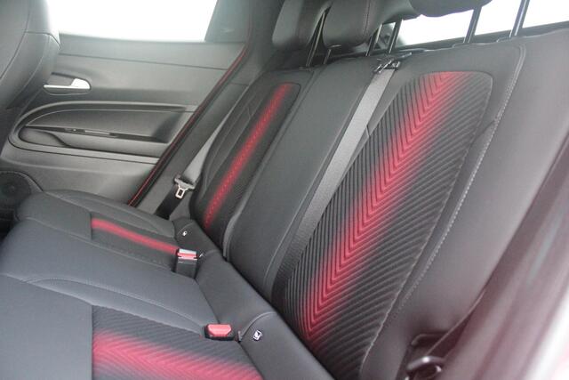 Alfa Romeo Junior 1.2 145PK AUTOMAAT Hybrid IBRIDA TI | PACK TECH LITE: (LED MATRIX KOPLAMPEN, DODEHOEK DETECTIE, ELEKTRISCH BEDIENBARE ACHTERKLEP, KEYLESS ENTRY, ACHTERUITRIJ CAMERA, PARKEERSENSOREN VOOR ACHTER EN ZIJKANT, DRAADLOZE TELEFOONLADER, LANE ASSIST, ADAPTIVE CRUISE CONTROL) | PACK TI: (ELEKTRISCH BEDIENBARE BESTUUDERSSTOEL, VERKEERSBORDEN WEERGAVE, GETINTE ACHTERRUITEN, SFEER VERLICHTING, GLANZEND ZWARTE BODYKIT, 10,25" TOUCHSCREEN, LEDEREN STUURWIEL, VERSTELBARE KOFFERVLOER OP 3 NIVEAUS) | 18" LICHTMETALEN VELGEN "FORI" | BRERA RED MET ZWART DAK | DRAADLOZE APPLE CARPLAY/ANDROID AUTO | NAVIGATIE | MASSAGE FUNCTIE OP DE BESTUURDERSSTOEL | STOEL VERWARMING |