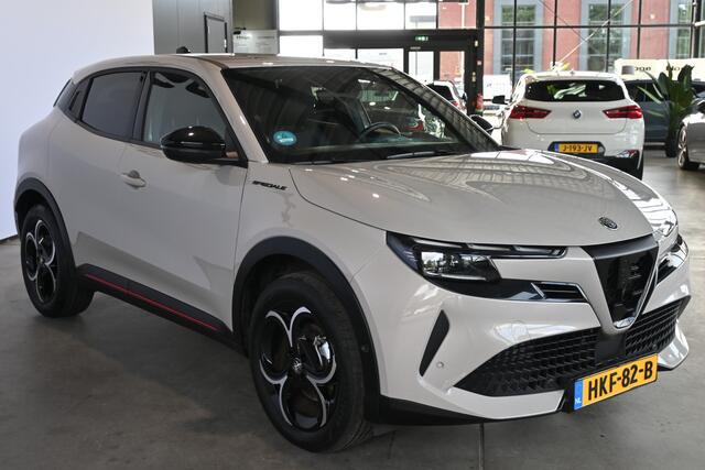 Alfa Romeo Junior 1.2 Turbo Hybrid Ibrida Speciale Adaptieve Cruise Clima Lane Assist CarPlay Led Camera 1e Eigenaar! 100% Onderhouden! Inruil Mogelijk!