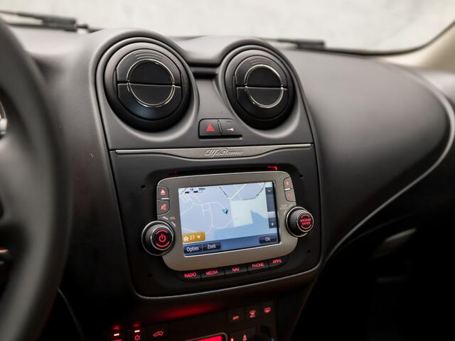 Alfa Romeo MITO 0.9 TwinAir Sport (NAVIGATIE, CLIMATE, CRUISE, STOELVERWARMING, LEDEREN SPORTSTOELEN, PARKEERSENSOREN, LM VELGEN, NIEUWSTAAT)