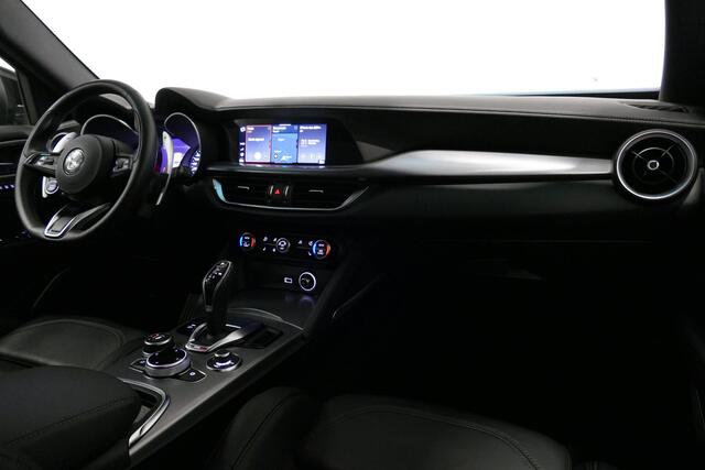 Alfa Romeo Stelvio 2.0 T AWD Veloce / Orig. Nederlands (facelift) / 1ste eigenaar / Performance Pack / Elektr. verstelbare voorstoelen / Alfa Active Suspension / Keyless / Stoelverwarming / Stuurwiel verwarming / Apple Carplay - Andriod Auto / Climate Control / Achteruitrij