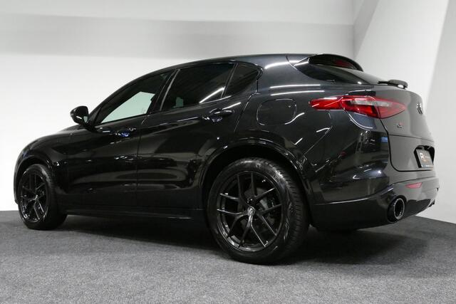 Alfa Romeo Stelvio 2.0 T AWD Veloce / Orig. Nederlands (facelift) / 1ste eigenaar / Performance Pack / Elektr. verstelbare voorstoelen / Alfa Active Suspension / Keyless / Stoelverwarming / Stuurwiel verwarming / Apple Carplay - Andriod Auto / Climate Control / Achteruitrij