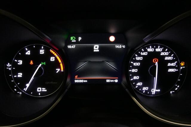 Alfa Romeo Stelvio 2.0 T AWD Veloce / Orig. Nederlands (facelift) / 1ste eigenaar / Performance Pack / Elektr. verstelbare voorstoelen / Alfa Active Suspension / Keyless / Stoelverwarming / Stuurwiel verwarming / Apple Carplay - Andriod Auto / Climate Control / Achteruitrij