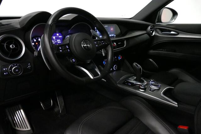 Alfa Romeo Stelvio 2.0 T AWD Veloce / Orig. Nederlands (facelift) / 1ste eigenaar / Performance Pack / Elektr. verstelbare voorstoelen / Alfa Active Suspension / Keyless / Stoelverwarming / Stuurwiel verwarming / Apple Carplay - Andriod Auto / Climate Control / Achteruitrij