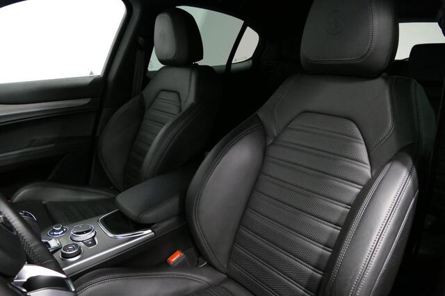 Alfa Romeo Stelvio 2.0 T AWD Veloce / Orig. Nederlands (facelift) / 1ste eigenaar / Performance Pack / Elektr. verstelbare voorstoelen / Alfa Active Suspension / Keyless / Stoelverwarming / Stuurwiel verwarming / Apple Carplay - Andriod Auto / Climate Control / Achteruitrij